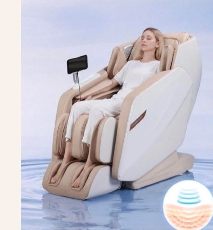 Person relaxing in the Dream Pulse chair